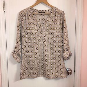 Like new Adrienne Vittadini patterned top with two zip pockets on the front